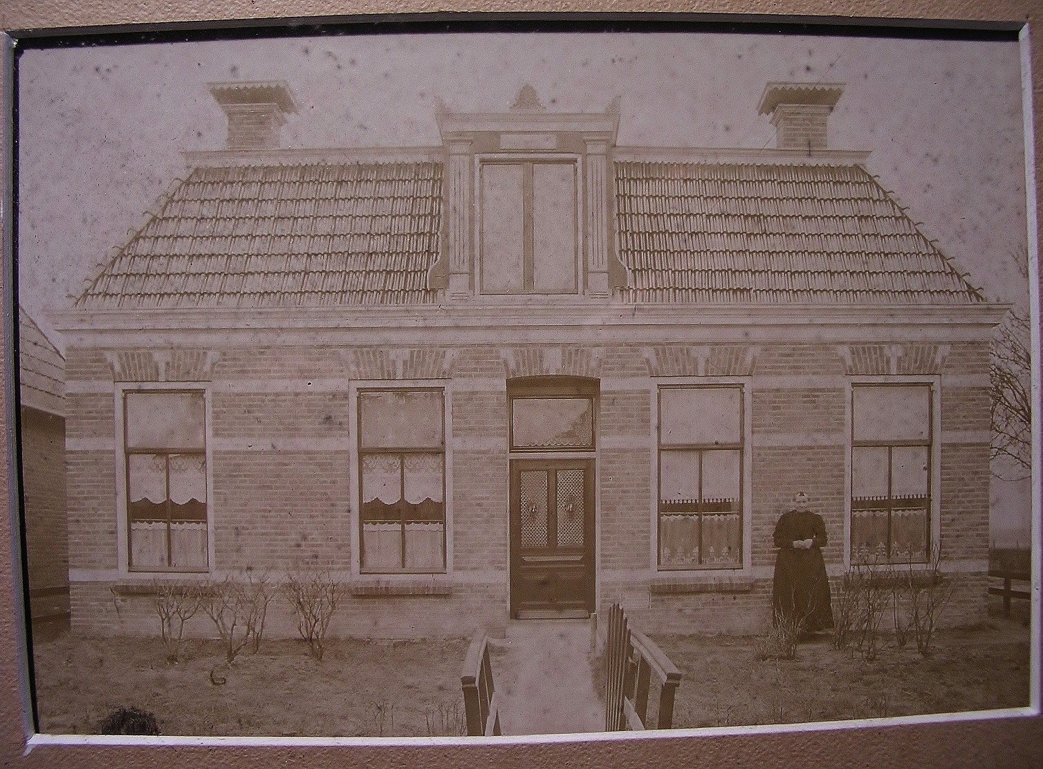 Alstein, Gelske Berends 1843 voor haar huis in Oranjewoud 1883 uitvergroot